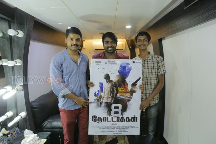The first look of ‘8 Thottakkal’ was released by Vijay Sethupathi