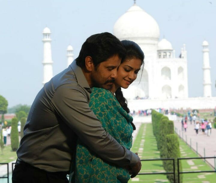 Saamy Square - Vikram and Keerthi Suresh near Taj Mahal