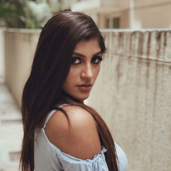 Yashika’s hot dance goes unnoticed!