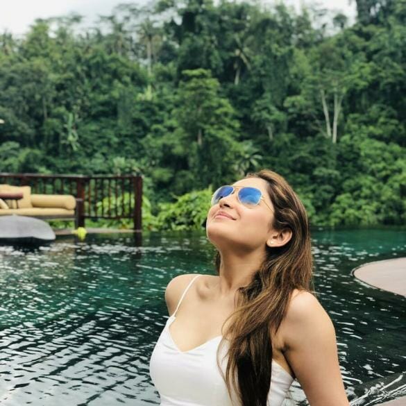 Arya – Sayyeshaa honeymoon pictures gets viral