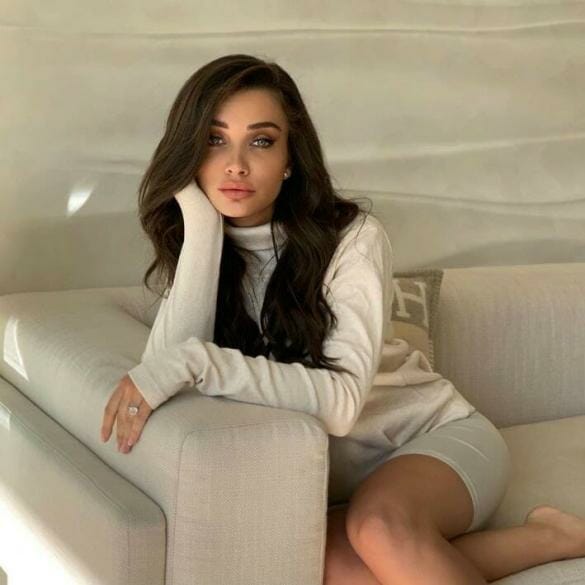 Amy Jackson posts a hot picture to give an update