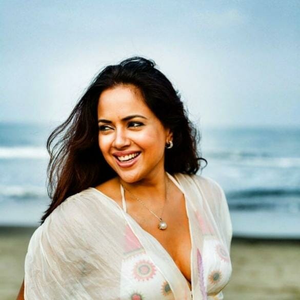 Pregnant Sameera Reddy gives a befitting reply in bikini