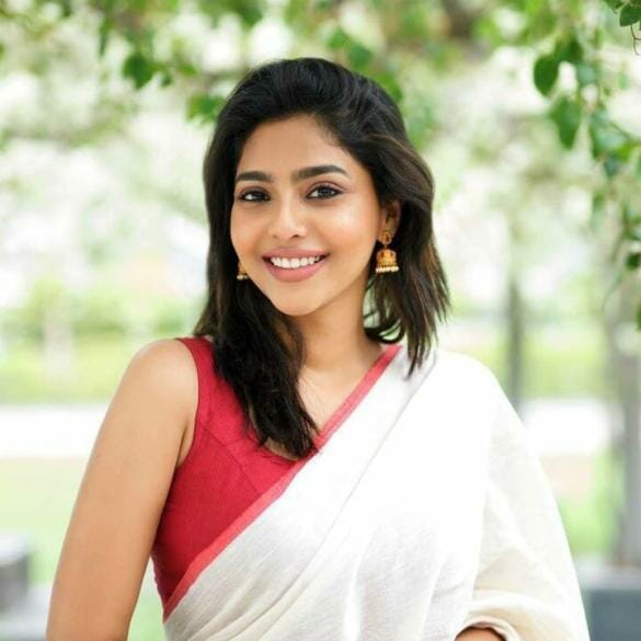 Dhanush Gets a Young Heroine for His Next with Karthick Subbaraj!