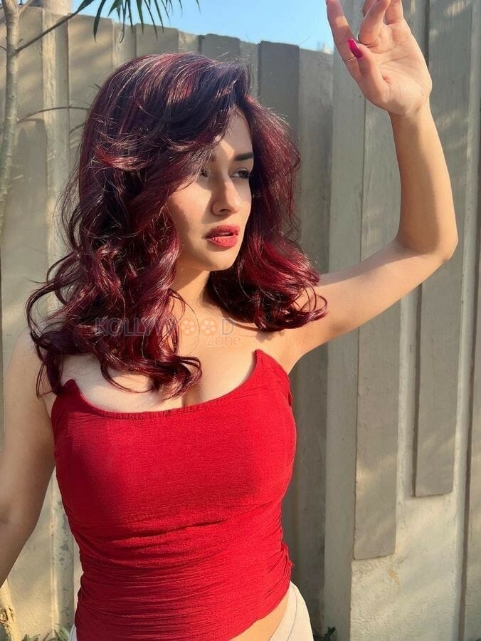 Avneet Kaur Sexy in Red Top Pictures 03