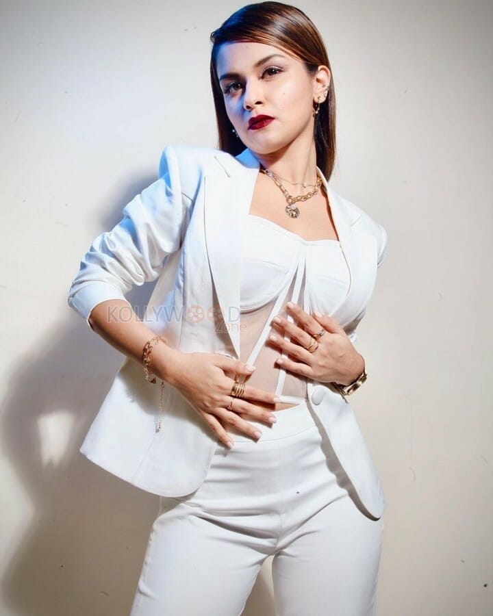 Bollywood Actress Avneet Kaur New Photoshoot Pics