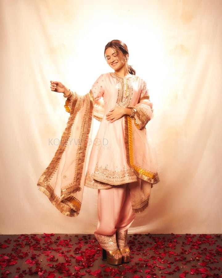 Gorgeous Avneet Kaur in a Rose Pink Kurta and Salwar Photos 04