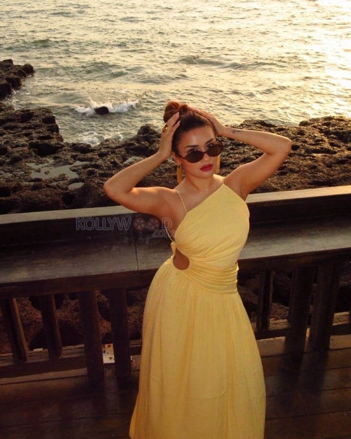 Gorgeous Avneet Kaur in a Yellow Backless Maxi Dress Photos 06