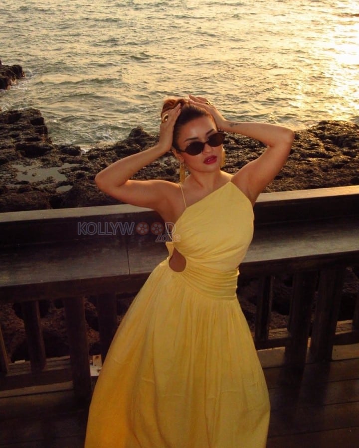 Gorgeous Avneet Kaur in a Yellow Backless Maxi Dress Photos 08