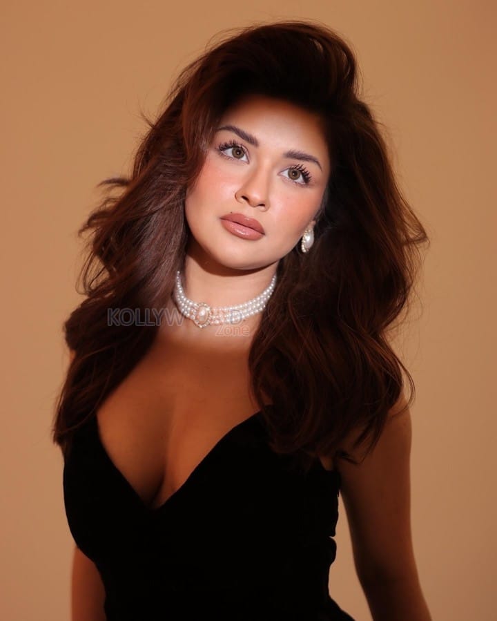 Hot Avneet Kaur in a Black Stylish Monokini Photos 02