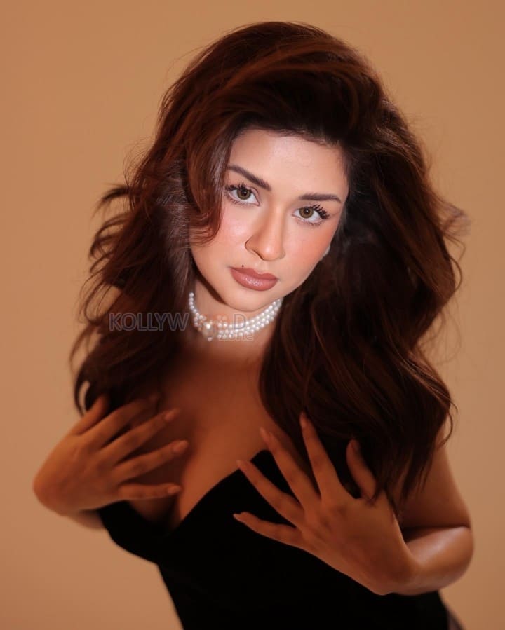 Hot Avneet Kaur in a Black Stylish Monokini Photos 03