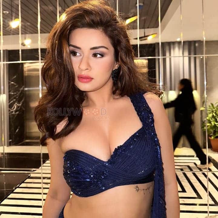 Hot Avneet Kaur in a Navy Blue Lehenga showing Navel and Cleavage Photos 01