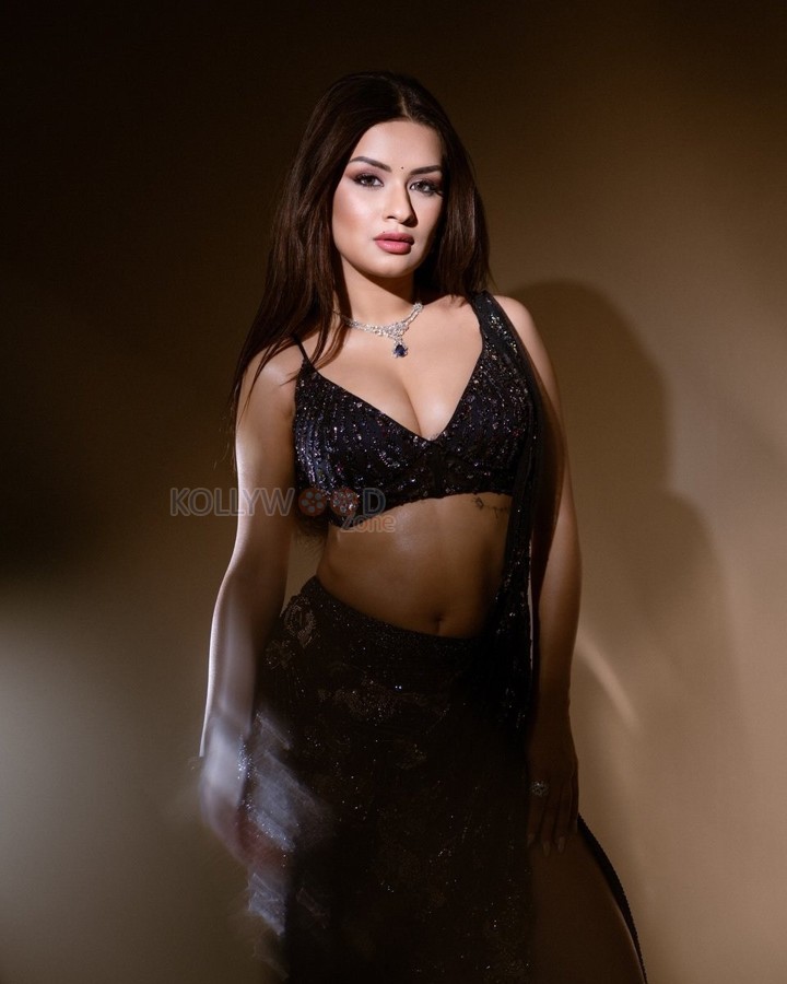 Love in Vietnam Actress Avneet Kaur Sexy Pictures 10