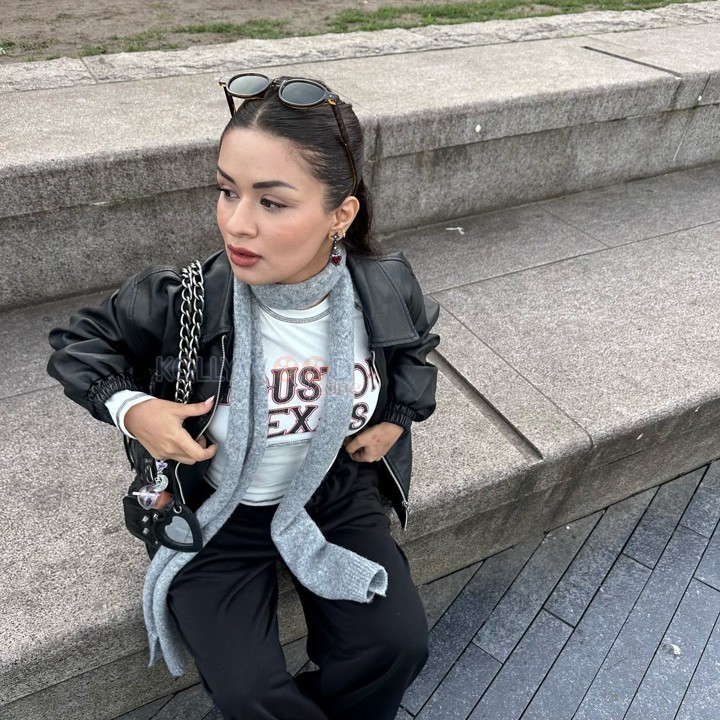 Love in Vietnam Actress Avneet Kaur Sexy Pictures 21