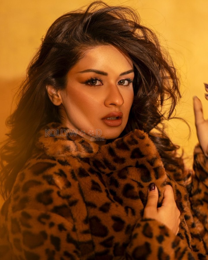 Love in Vietnam Actress Avneet Kaur Sexy Pictures 28