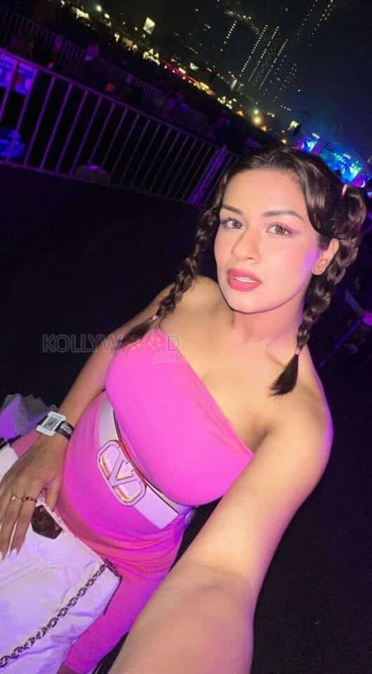 Sexy Avneet Kaur Clubbing Photos 02