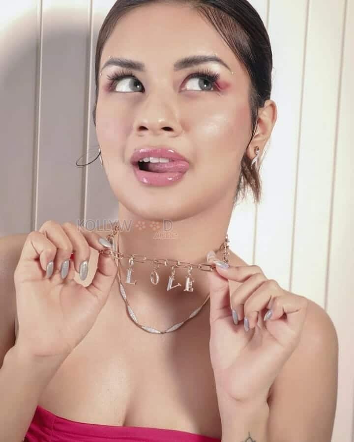 Sexy Avneet Kaur with a Personalized Chain Photos 01