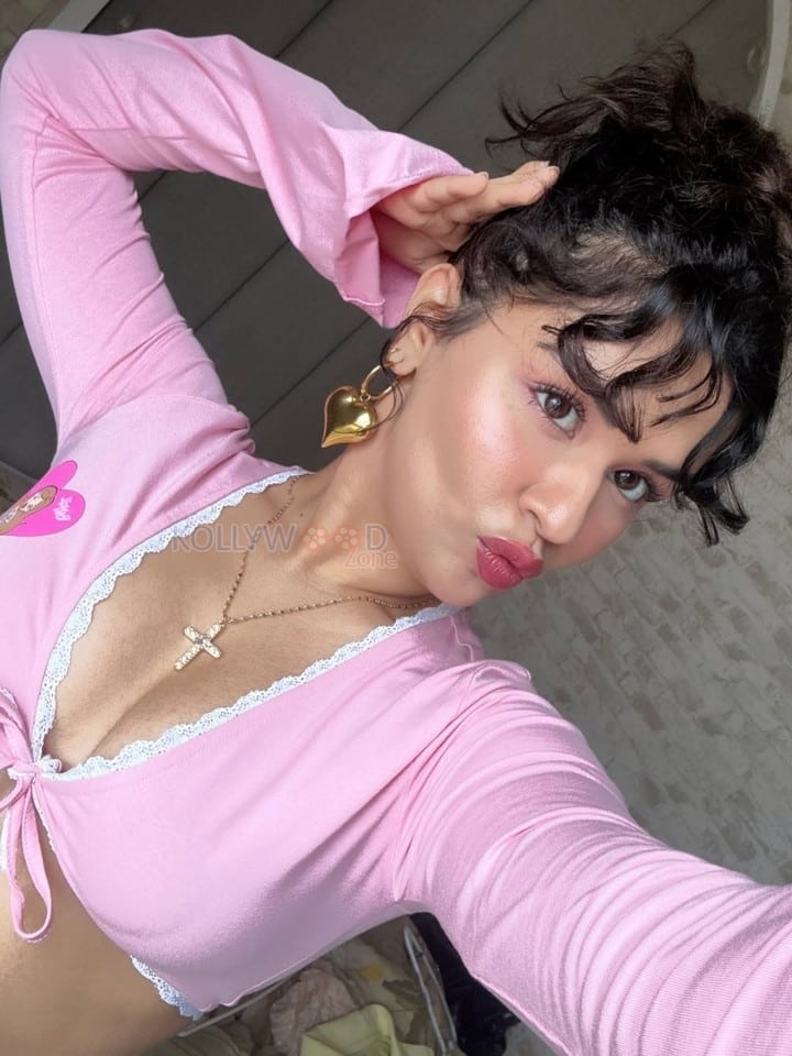 Sexy Hot Avneet Kaur in a Pink Long Sleeved Crop Top with Blue Denim Jeans Photos 01