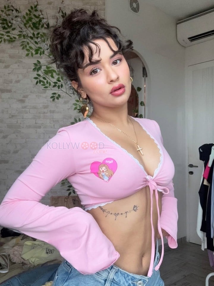 Sexy Hot Avneet Kaur in a Pink Long Sleeved Crop Top with Blue Denim Jeans Photos 04