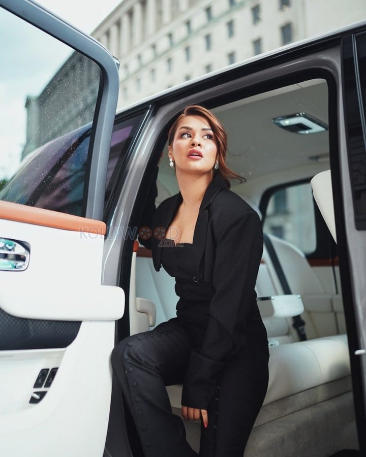 Talented Avneet Kaur in a Black Cropped Blazer with a Button Down Top with a High Waisted Flare Pants Photos 08