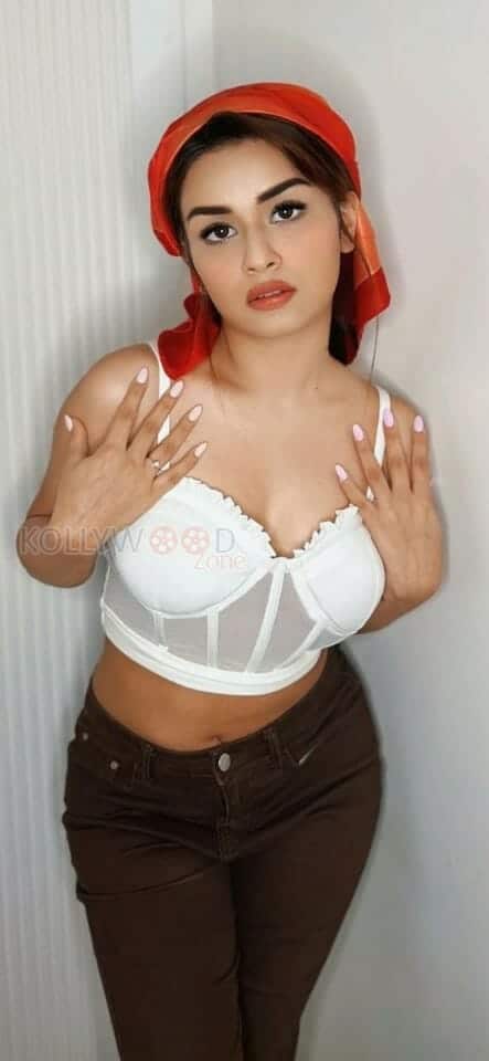 Tiku Weds Sheru Actress Avneet Kaur Sexy Pictures 01