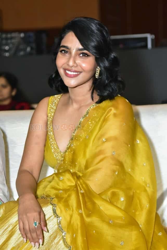 Actress Aishwarya Lekshmi at King of Kotha Pre Release Event Photos 04