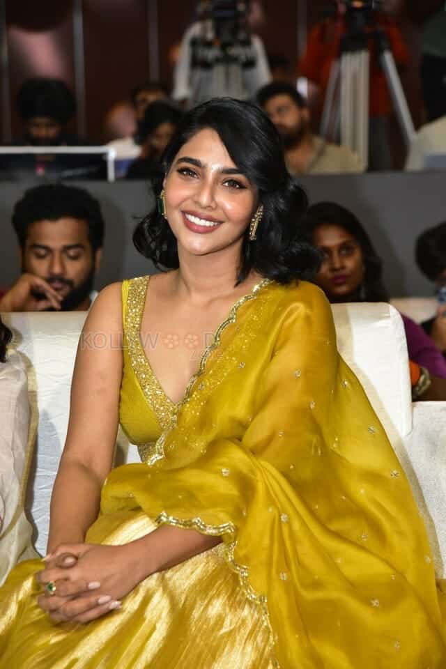 Actress Aishwarya Lekshmi at King of Kotha Pre Release Event Photos 05