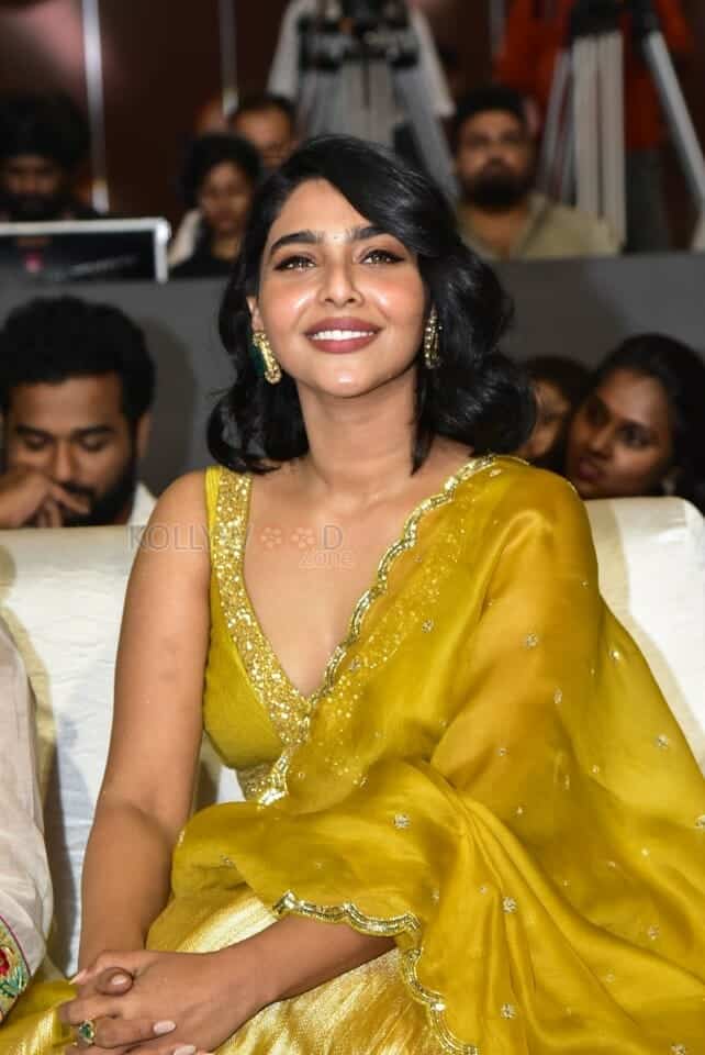 Actress Aishwarya Lekshmi at King of Kotha Pre Release Event Photos 08