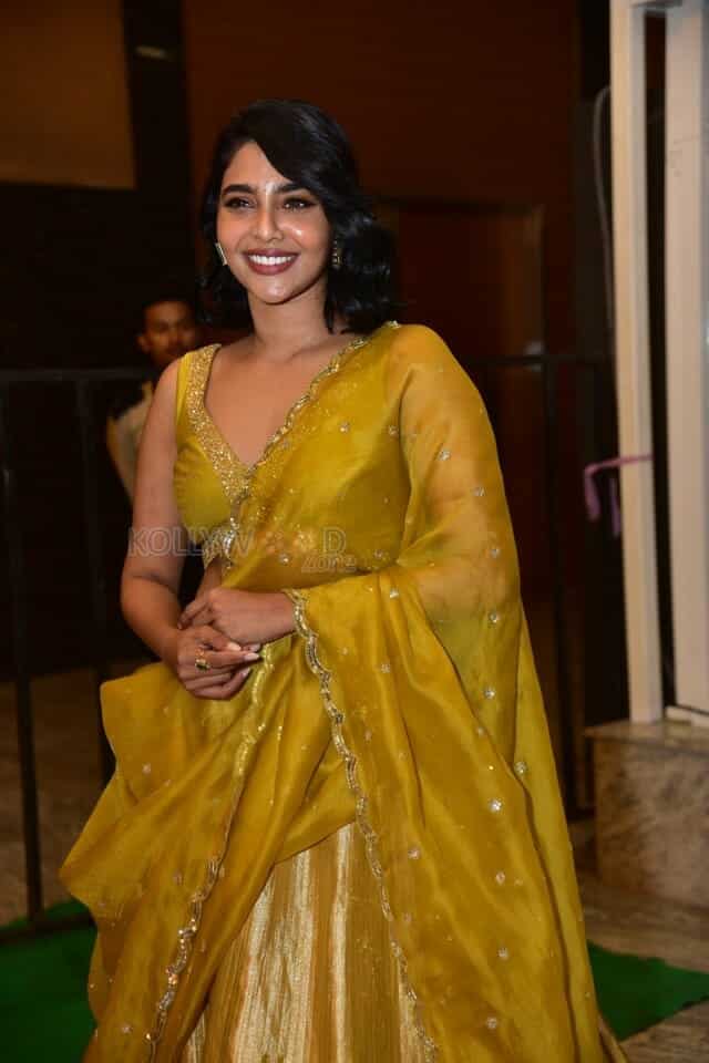 Actress Aishwarya Lekshmi at King of Kotha Pre Release Event Photos 10