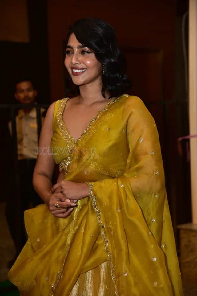 Actress Aishwarya Lekshmi at King of Kotha Pre Release Event Photos 11