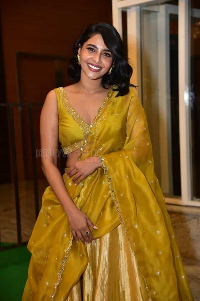 Actress Aishwarya Lekshmi at King of Kotha Pre Release Event Photos 13