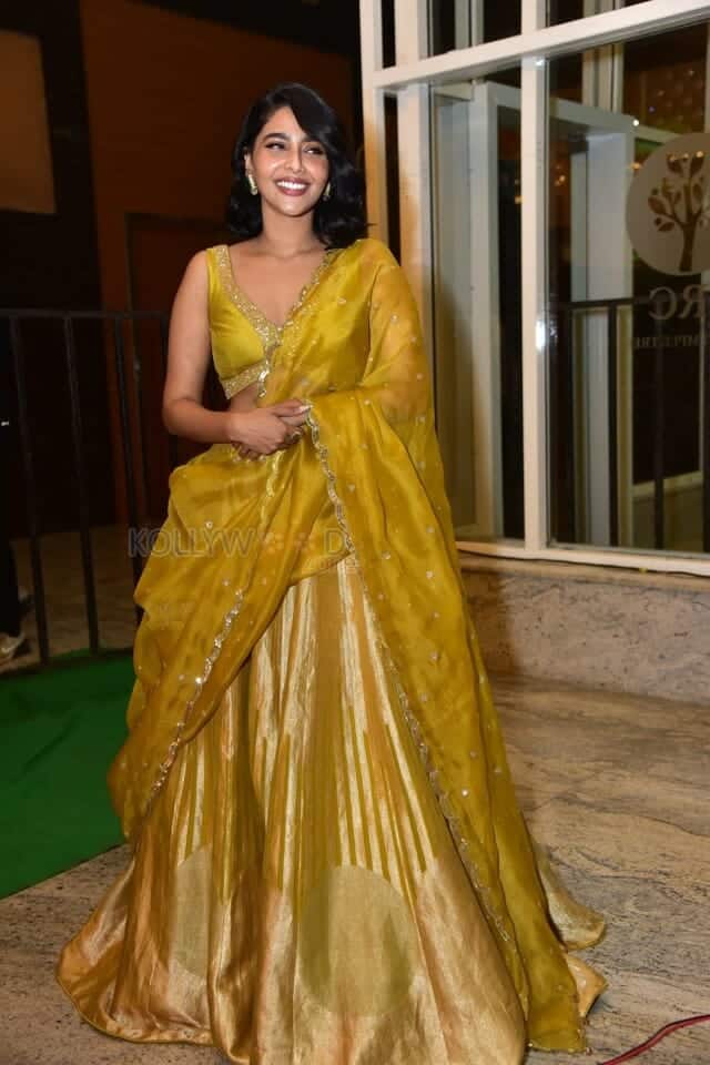 Actress Aishwarya Lekshmi at King of Kotha Pre Release Event Photos 14