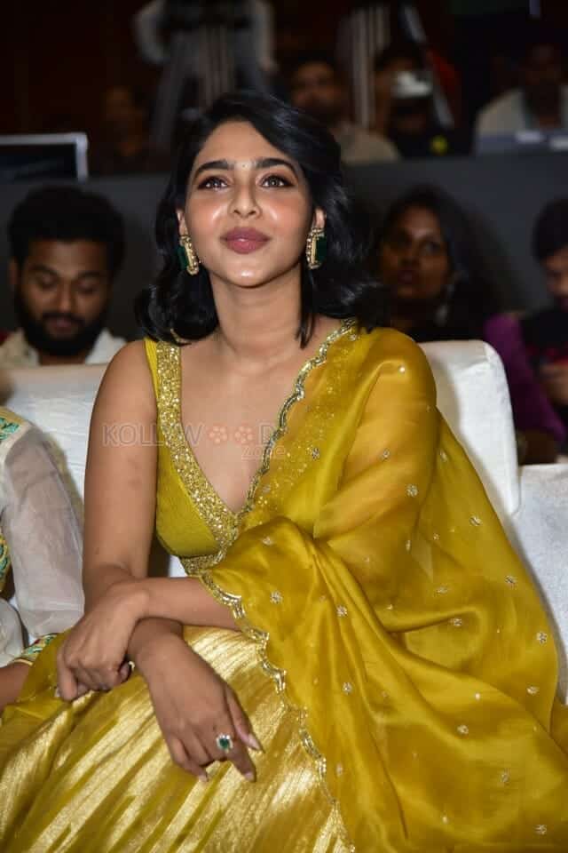 Actress Aishwarya Lekshmi at King of Kotha Pre Release Event Photos 17