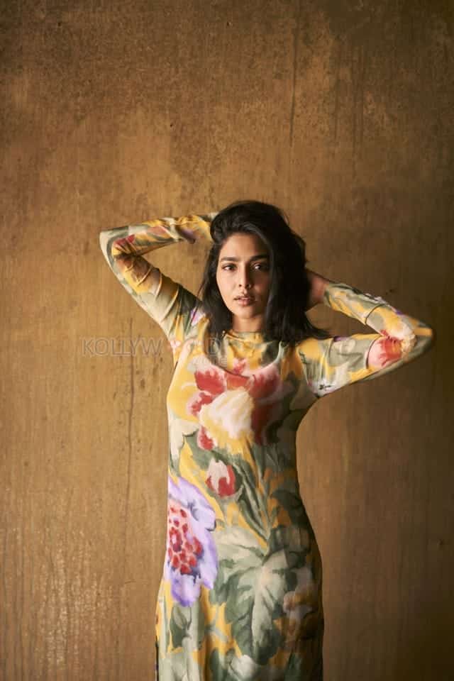 Actress Aishwarya Lekshmi in a Summery Floral Dress Pictures 09