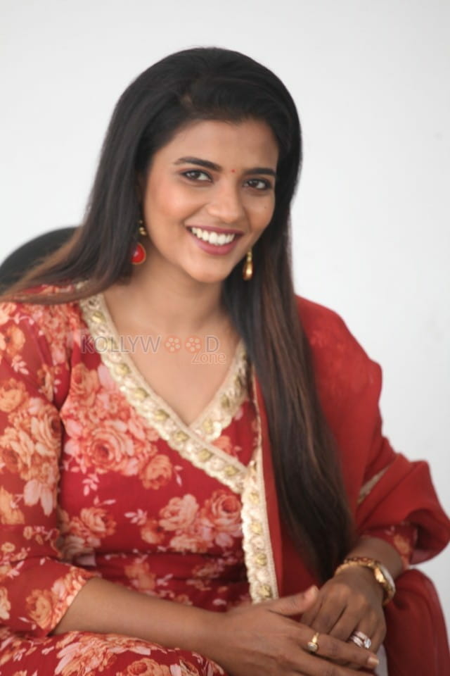 Actress Aishwarya Rajesh Interview Photos 05