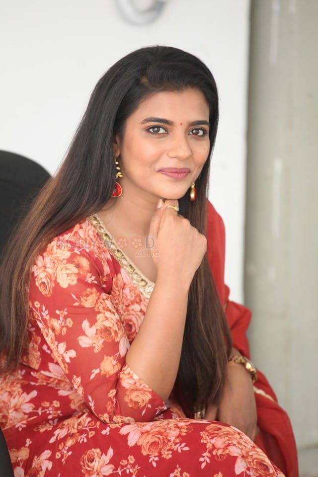 Actress Aishwarya Rajesh Interview Photos 08