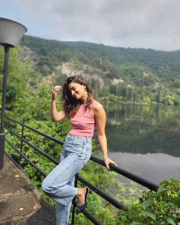 Actress Alia Bhatt Holiday Pictures 02