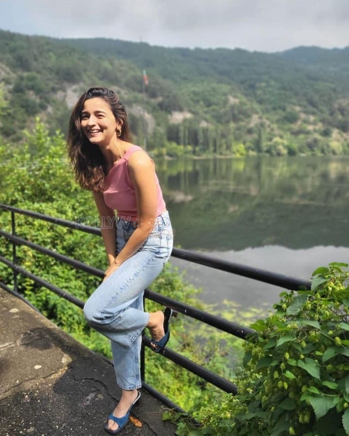 Actress Alia Bhatt Holiday Pictures 03