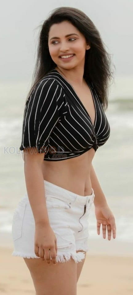 Actress Anicka Vikhraman Sexy Beach Photos 01