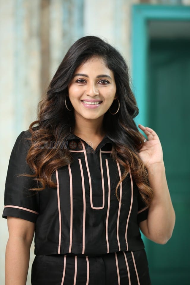 Actress Anjali at Geethanjali Malli Vachindhi Interview Pictures 12