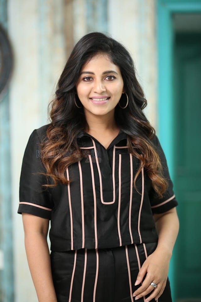 Actress Anjali at Geethanjali Malli Vachindhi Interview Pictures 18