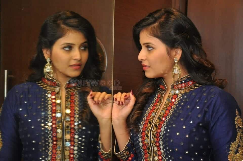 Actress Anjali looking into the Mirror Photos 02