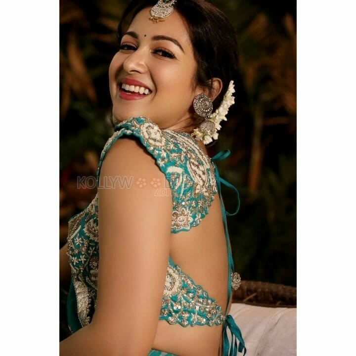Actress Catherine Tresa New Year Photoshoot Stills