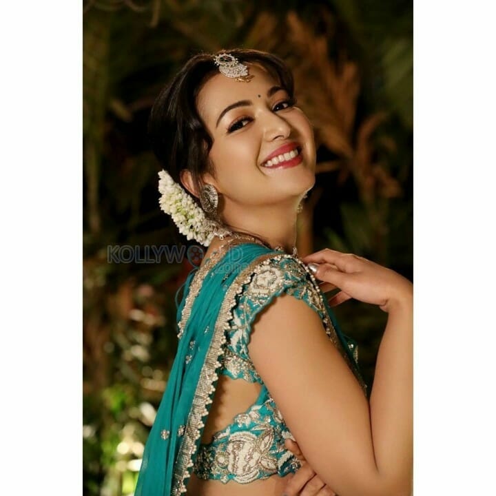 Actress Catherine Tresa New Year Photoshoot Stills