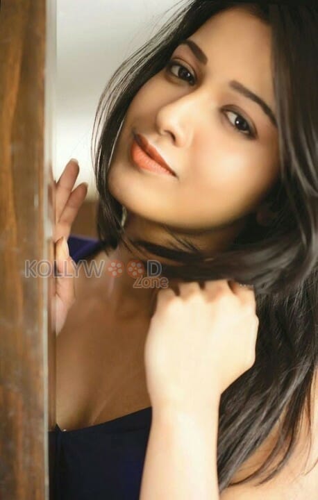 Actress Catherine Tresa Sexy Pictures