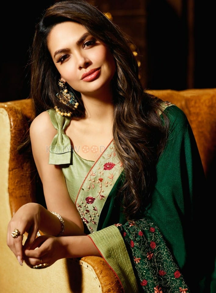 Actress Esha Gupta Hottest Photos