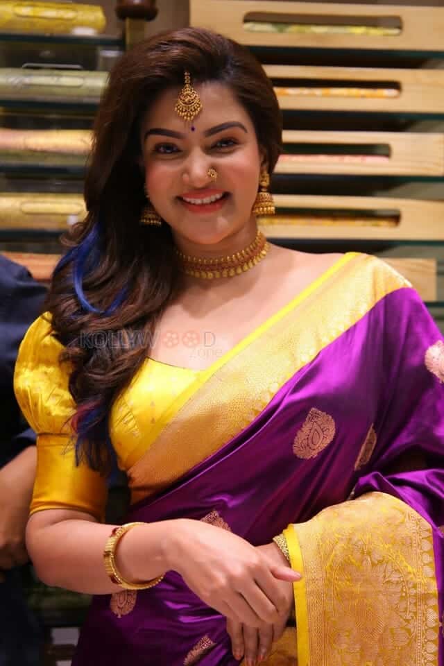 Actress Honey Rose at Chandana Brothers Shopping Mall Launch at Zaheerabad Pictures 01