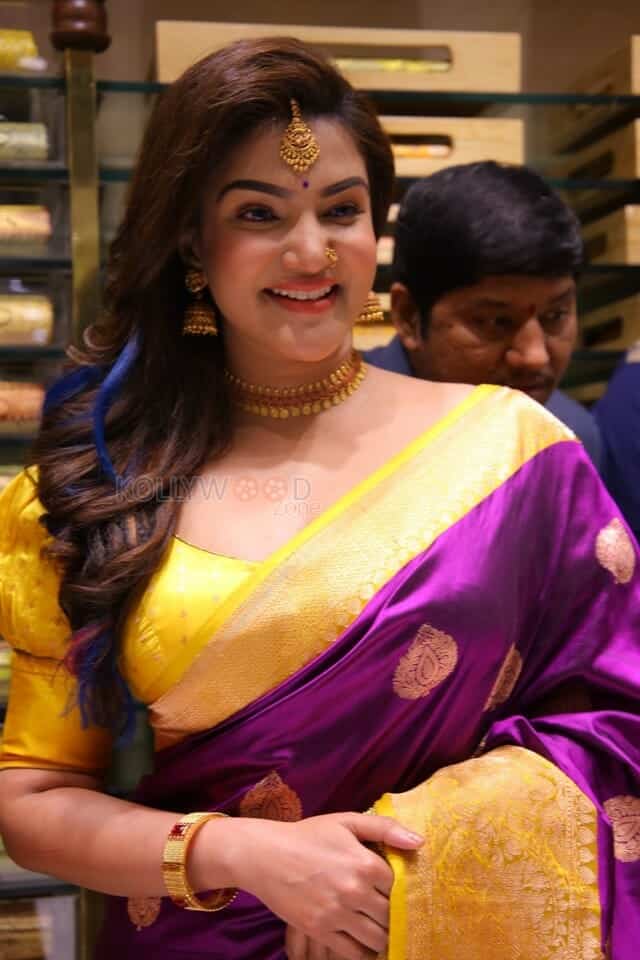 Actress Honey Rose at Chandana Brothers Shopping Mall Launch at Zaheerabad Pictures 11