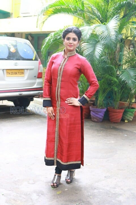 Actress Iniya New Stills