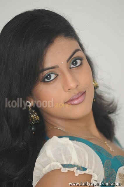 Actress Iniya Photos
