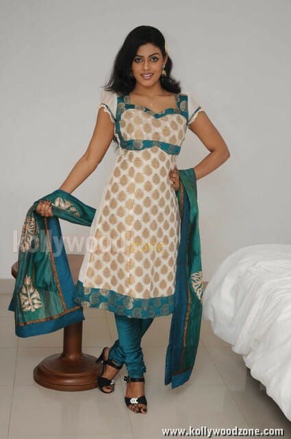 Actress Iniya Photos